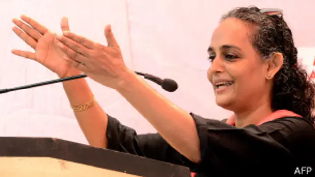 लेखिका अरुंधति रॉय