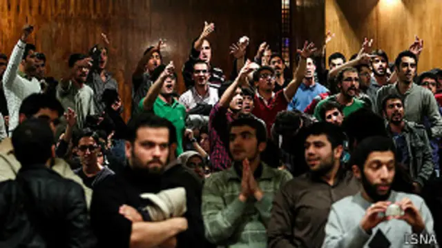 دانشجویان به دفعات حین سخنرانی حسین شریعتمداری شعارهای اعتراضی سر دادند