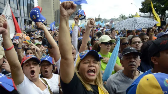 Oposição venezuelana faz campanha na véspera da eleição (foto: AFP)