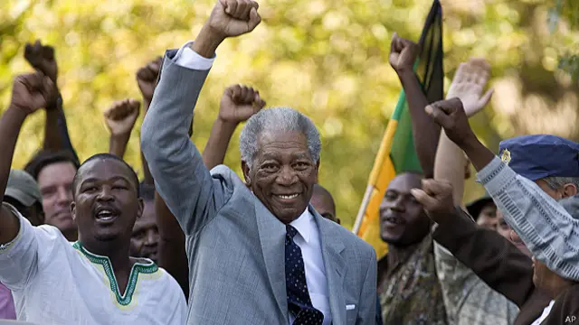 Morgan Freeman como Nelson Mandela