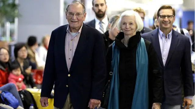 美国老兵纽曼(左)牵着妻子莉尔的手步出旧金山机场(7/12/2013)