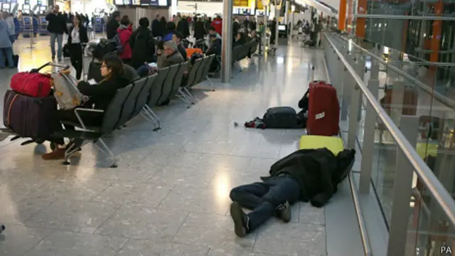 倫敦希思羅機場五號航站樓內滯留乘客席地而睡（7/12/2013）