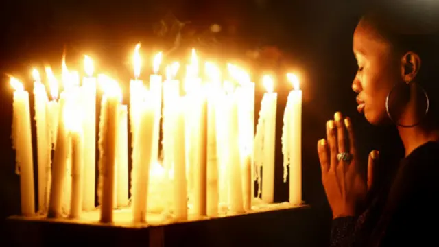 Sebagian warga juga menyalakan lilin untuk menghormati Mandela.