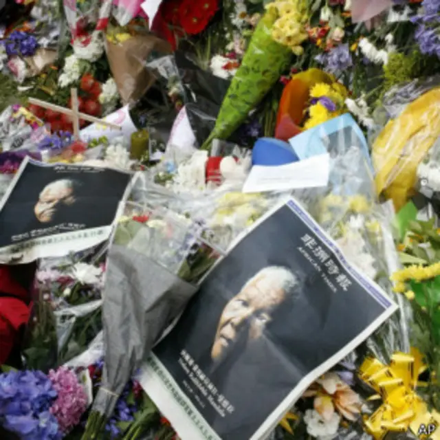 约翰内斯堡曼德拉故居外民众留下的花束与当地华文报纸(7/12/2013)