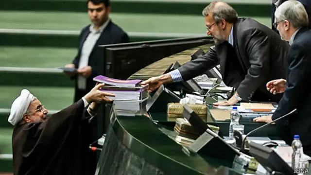 حسن روحانی گفت با ارائه لایحه بودجه در مهلت قانونی به وعده‌اش عمل کرده است