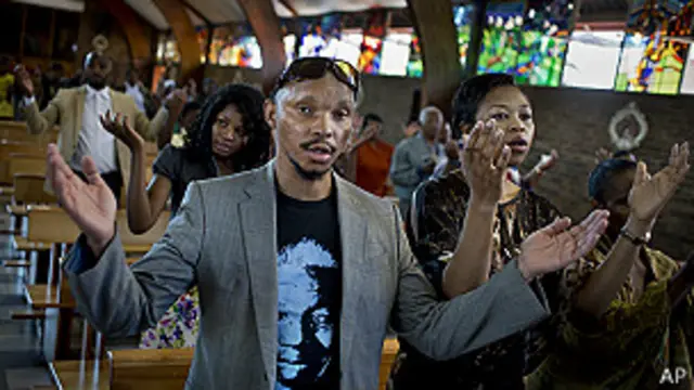 Un grupo de personas en oración