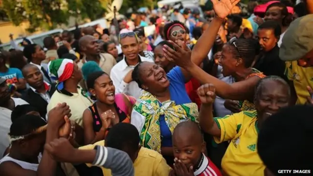لا يزال الآلاف من مواطني جنوب افريقيا يواصلون الاحتشاد والتجمع تأبينا وتكريما لزعيمهم الراحل.