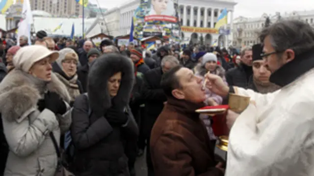 رجل دين يبارك المتظاهرين في كييف