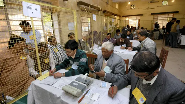 रविवार सुबह आठ बजे से ही मतगणना केंद्र पर चुनाव अधिकारियों ने मतगणना शुरू कर दी थी.