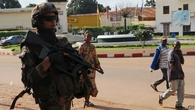 تقول فرنسا إنها أرسلت حتى الآن 1600 جندي إلى أفريقيا الوسطى