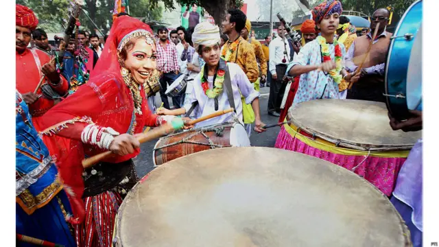 रंग बिरंगे वस्त्रों में सजे कलाकार अनोखे अंदाज़ में भाजपा कार्यकर्ताओं को बधाई दे रहे थे.