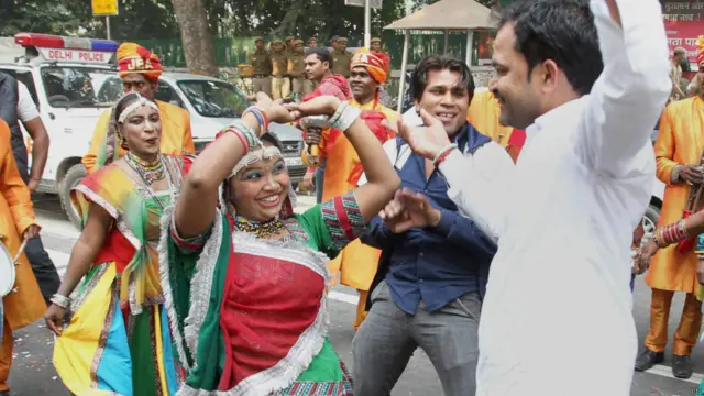 जैसे-जैसे प्रत्याशियों की जीत की घोषणा होती गई भाजपा कार्यकर्ता खुशी से झूम उठे.