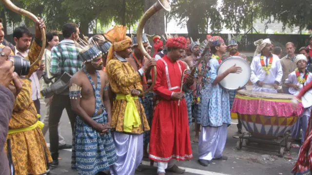 रविवार दोपहर तक सीटों की तस्वीर काफी हद तक साफ हो चुकी थी. शुरुआती रुझान में भाजपा सबसे बड़ी पार्टी बन कर उभरी है. 