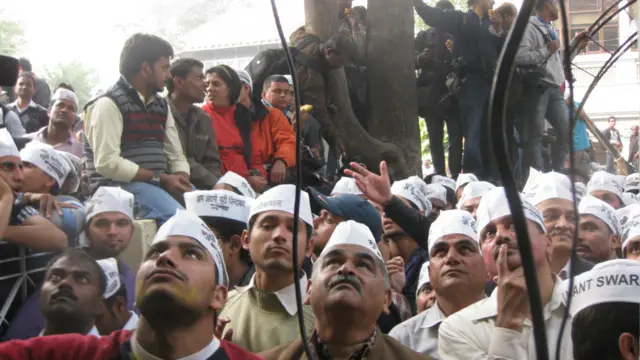 सभी के चेहरे पर पार्टी के नेता अरविंद केजरीवाल को देखने की उत्सुकता साफ झलक रही थी.