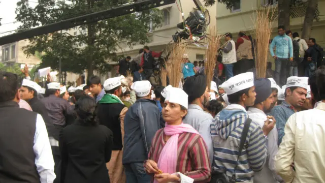 दिल्ली में दूसरी सबसे बड़ी पार्टी की ओर अग्रसर होने की ख़बर के साथ ही आप कार्यकर्ताओं ने हाथ में झाड़ू और सिर पर टोपी लगाए पार्टी दफ़्तर की ओर रुख किया.