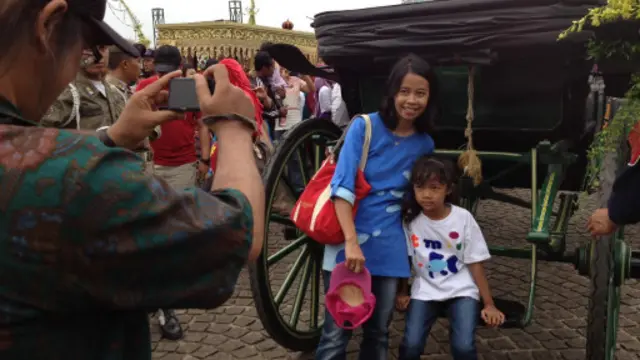 Kereta-kereta kencana yang dipamerkan menjadi favorit pengunjung untuk berfoto.