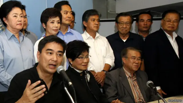 泰国民主党国会议员举行记者招待会