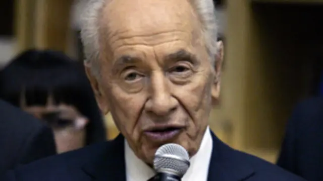 يعتبر بيرس من مؤسسي برنامج اسرائيل النووي