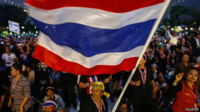 در پی ادامه اعتراضات در بانکوک، نخست وزیر اعلام کرده پارلمان این کشور را منحل می کند 