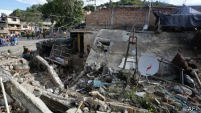 منظر لمركز الشرطة المدمر في إنزا، بولاية كوكا الكولومبية، بعد التفجير