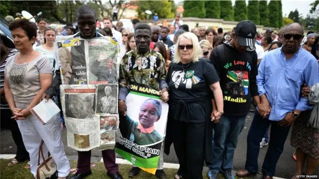 南非民众周日（8日）举行为期一天的祈祷活动，纪念周四去世的纳尔逊•曼德拉。