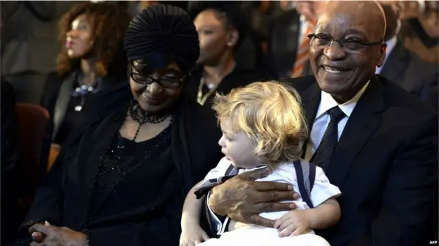 曼德拉的前妻温妮（左）与南非总统祖马一道出席了周日上午在约翰内斯堡举行的祈祷仪式。