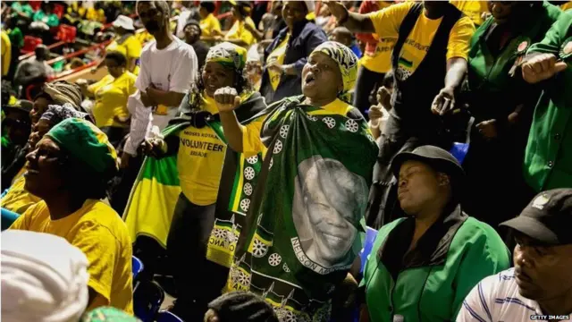 南非国民大会党的成员在约翰内斯堡的一个体育馆内举行悼念仪式。官方悼念仪式将于周二（10日）举行。