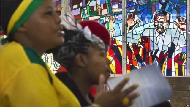 自从95岁的曼德拉在家中病逝后，南非人一直在为他举行追思活动。