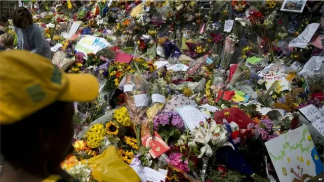 在位于约翰内斯堡的曼德拉住家门外摆满了前来悼念的人的鲜花。