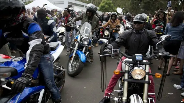 一支摩托车队也加入了周日的祈祷活动。