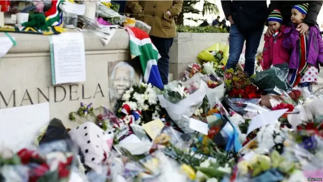 曼德拉的遗体将于在周日在他的家乡库努安葬。在那之前他的遗体将在下周三、周四和周五安放比勒陀利亚政府办公中心—联邦大厦，供人瞻仰。
