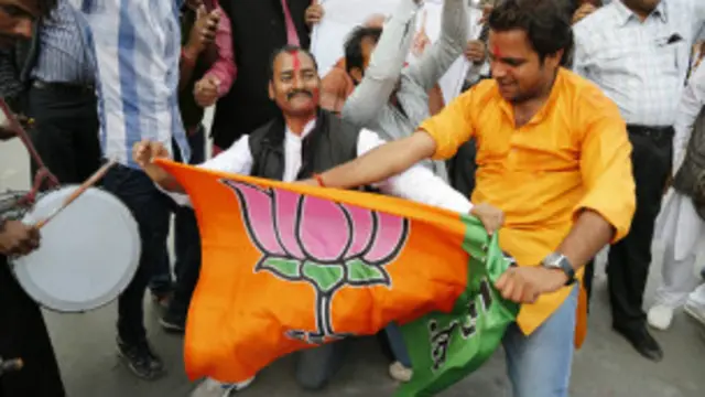 بی جے پی کو 70 میں سے 32 اور عام آدمی پارٹی کو 28 سیٹیں ملی ہیں