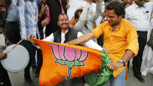 जीत का जश्म मनाते भाजपा कार्यकर्ता