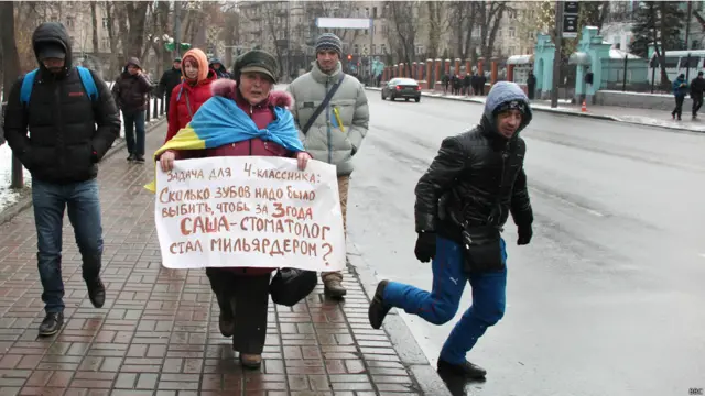 Между тем, около Верховной Рады состоялась проправительственная акция протеста. Люди на фото, которые направляются на митинг Партии регионов, не обрадовались, когда увидели, что их фотографирует журналист
