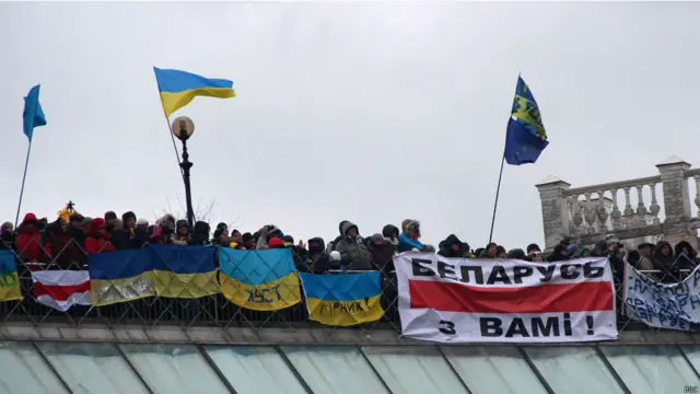 Основная часть людей оставалась стоять на Майдане Незалежности