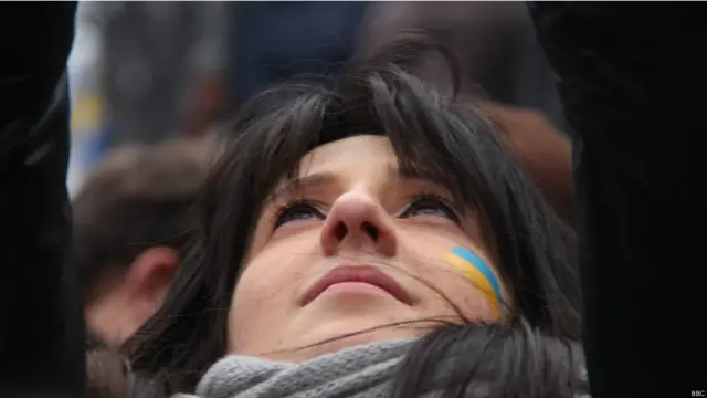 Люди фотографировались, слушали выступления со сцены и регулярно пели гимн...