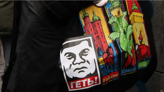 Люди наклеивали самодельные наклейки на свои сумки...