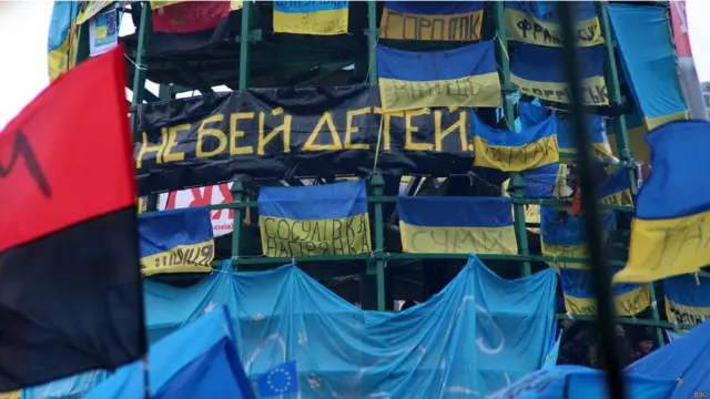 Теперь новогоднее "деревце" из металлоконструкций украшено не гирляндами, а флагами и лозунгами Еврореволюции. Все фото - Олег Карпьяк