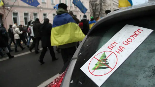 Одним из символов протеста стала новогодняя елка. Именно под предлогом установить на Майдане Незалежности главную елку Киева в ночь на 30 ноября "Беркут" побил и разогнал студенческий Евромайдан