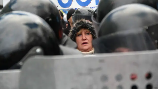 Несколько тысяч сторонников Партии регионов были со всех сторон окружены милицейскими спецподразделениями