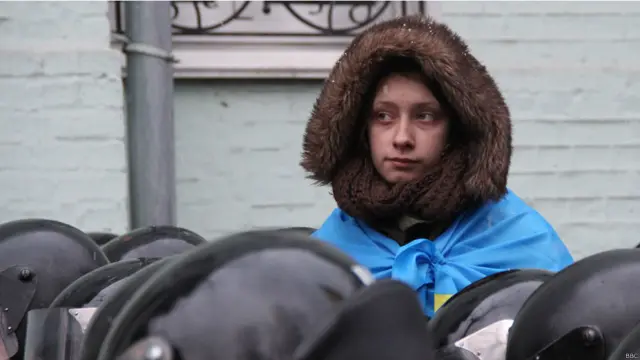 Кое-кто из них молча поглядывал в сторону Евромайдана, тогда как другие довольно искренне кричали "Ганьба!" выступлениям оппозиционных политиков по ту сторону милицейского кордона