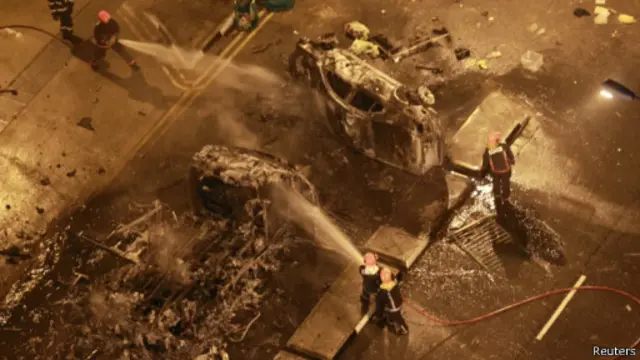 Kerusuhan di Singapura.