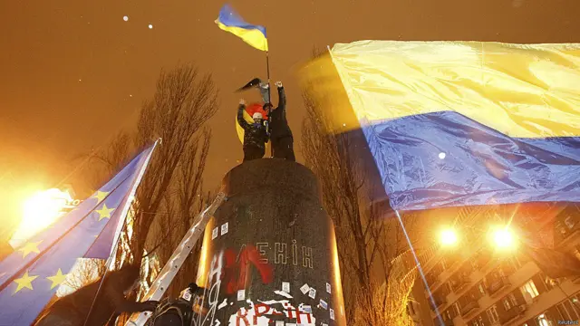 Manifestantes sobre pedestal