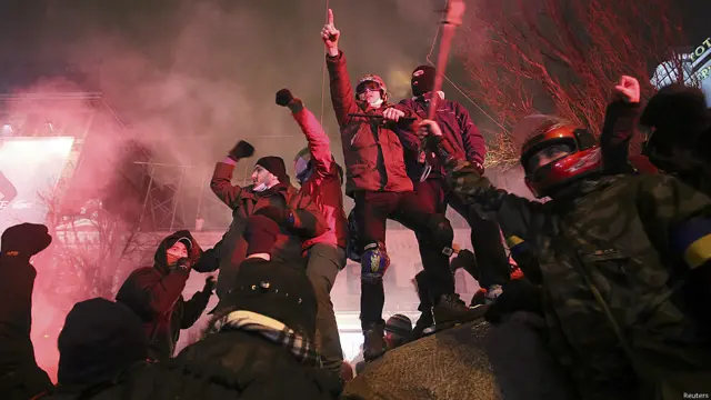 Manifestantes sobre pedestal