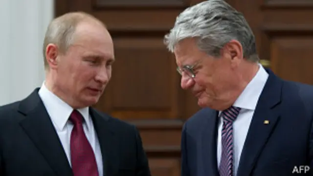 Йоахим Гаук (справа) и Владимир Путин в Берлине