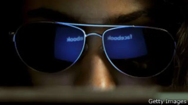 به گفته آقای خرم‌آبادی فیس‌بوک عامل بسیاری از ناهنجاری‌های اجتماعی از جمله روابط نامشروع است 