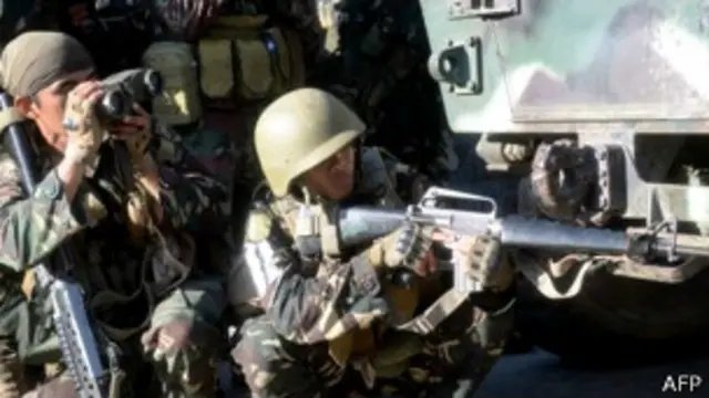 Ejército filipino desplegado para controlar a los rebeldes