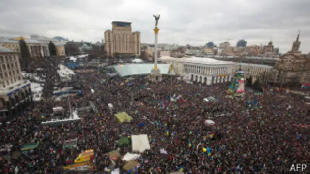 Спершу в Києві протестували через зупинку євроінтеграції, але після побиття демонстрантів настрої змінилися