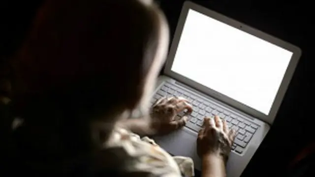 د ۱۳۹۳ کال په بوديجه کې افغان حکومت شاوخوا ۱۱ میليونه ډالره د برېښنايي حکومتولۍ لپاره بيل کړي.