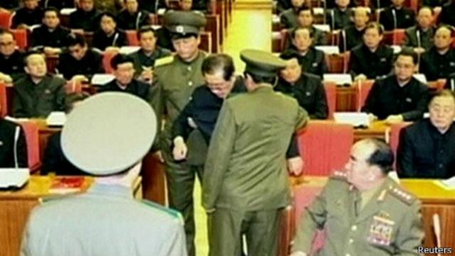 朝鮮中央通訊社公布的照片顯示在一次政治局會議上警衛將張成澤從他的座位上帶走